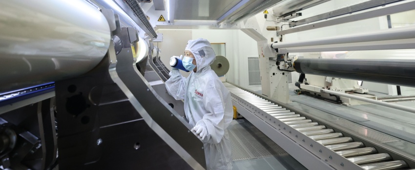 技術(shù)攻堅(jiān)結(jié)碩果！合肥樂凱成功下線超寬幅超薄高端光學(xué)聚酯薄膜