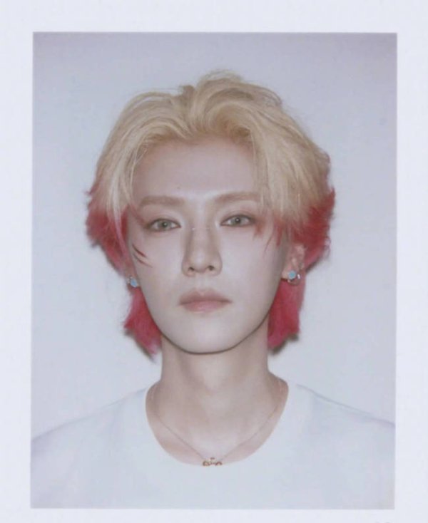 四川炒股配資 鹿晗“撕拉片”來了！一頭紅發(fā)帥得太權(quán)威